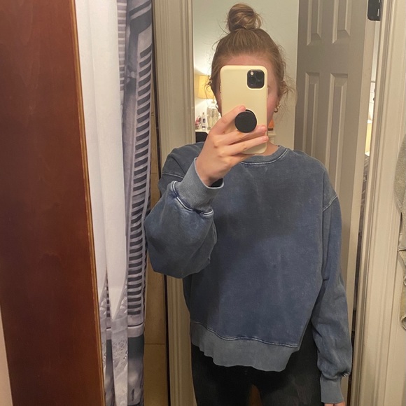 Aritzia Tops - Aritzia Sweatshirt